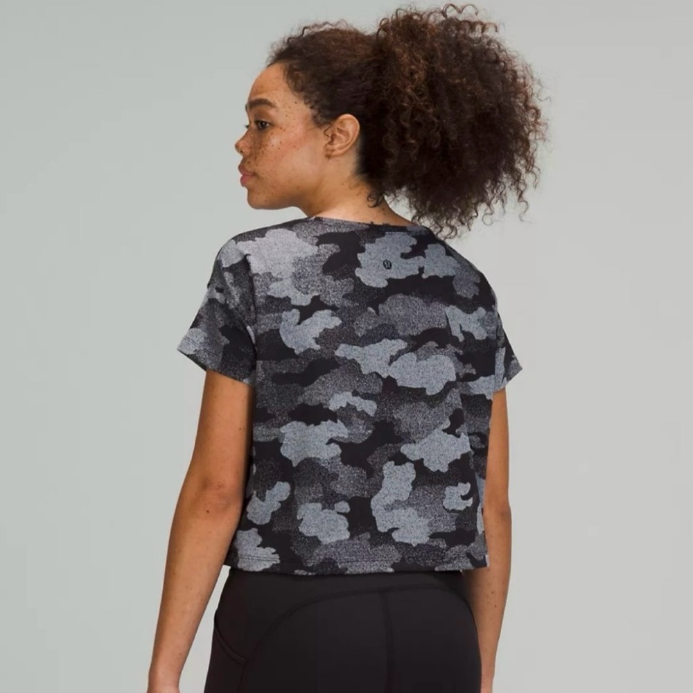 Lululemon Cate Cropped Tee in Heritage Camo Size 6